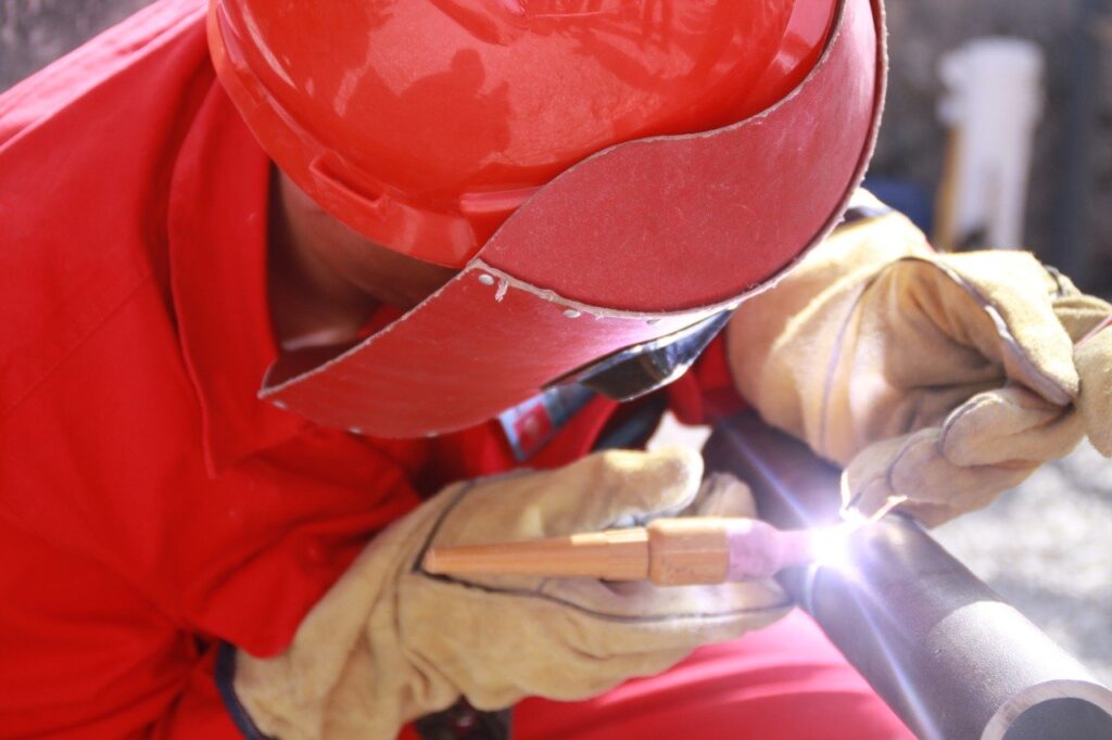 welding oil pipeline image